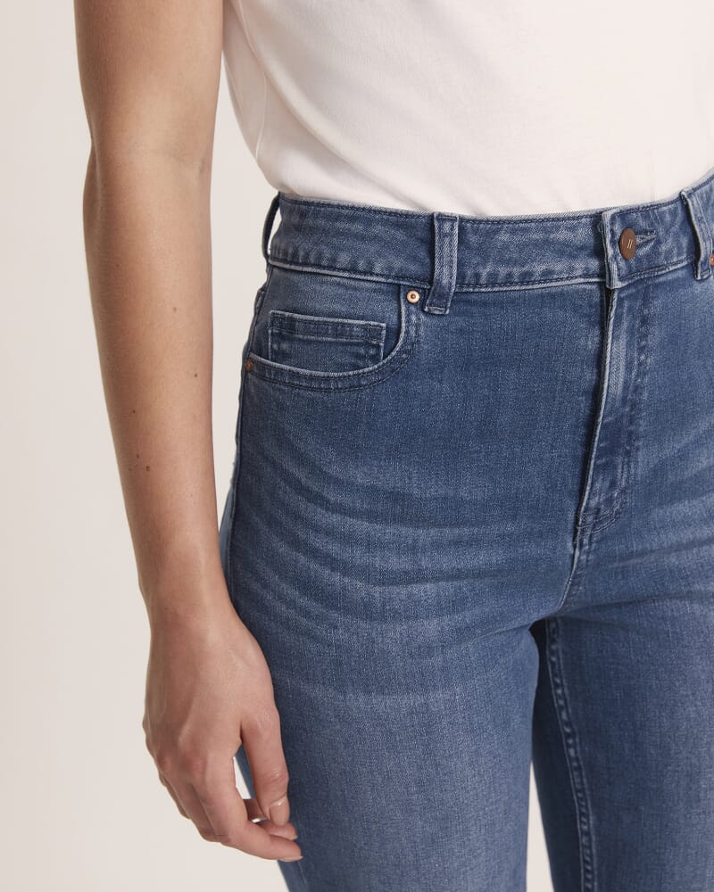 Anna Straight Leg Jean in LIGHT INDIGO