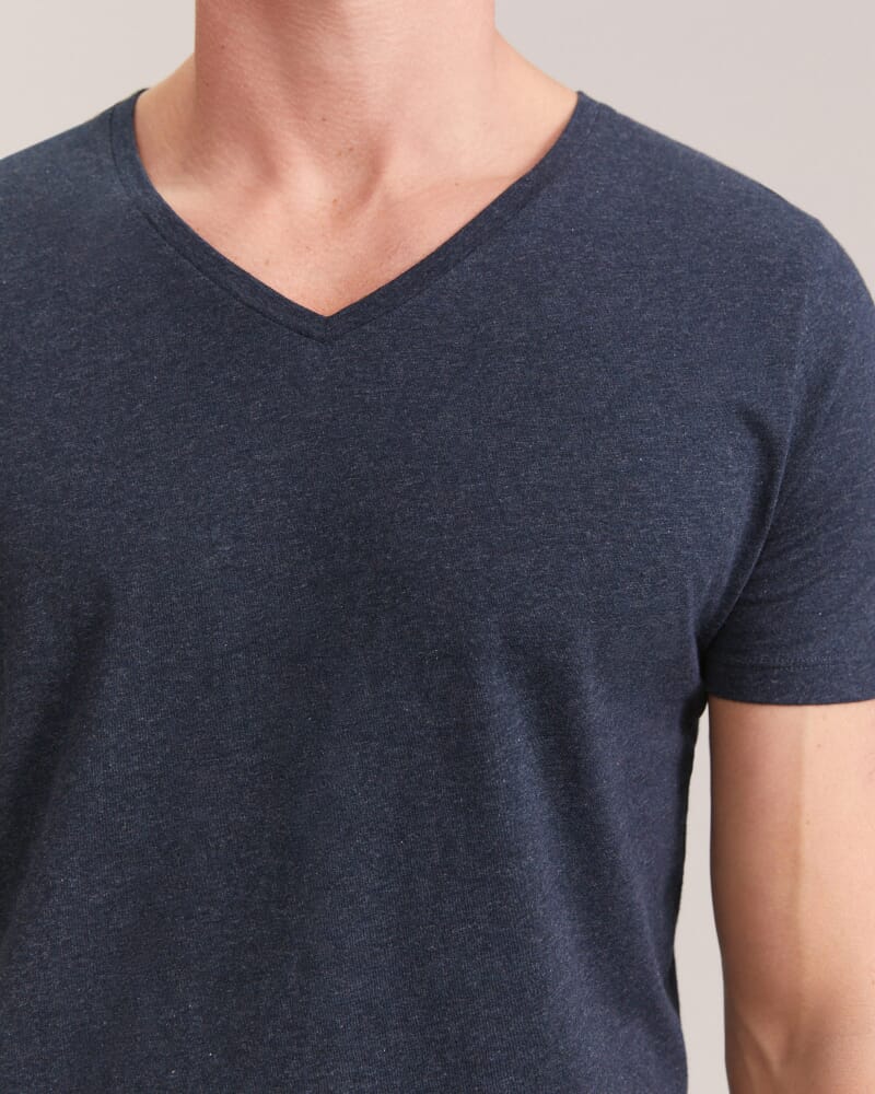 Daniel V Neck Tee in NAVY MARLE