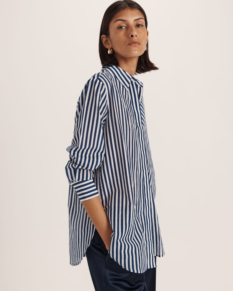Cora Silk Cotton Boyfriend Shirt in White/Navy